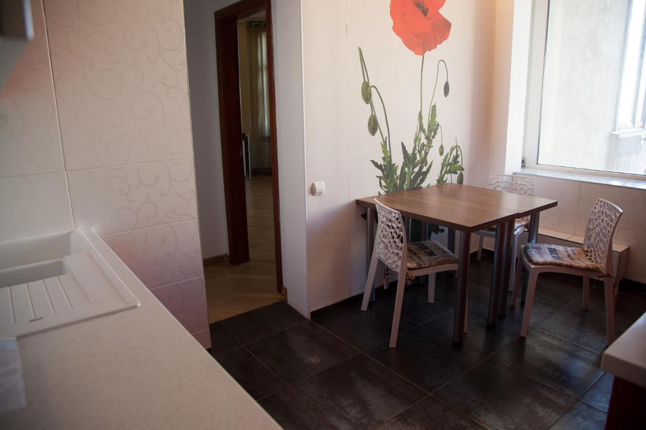 Two Bedroom Apartment With Balcony Kyiv Exterior photo
